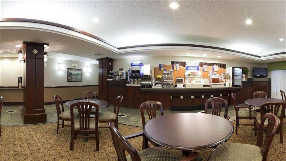 Comfort Inn & Suites Hutchinson Exterior photo