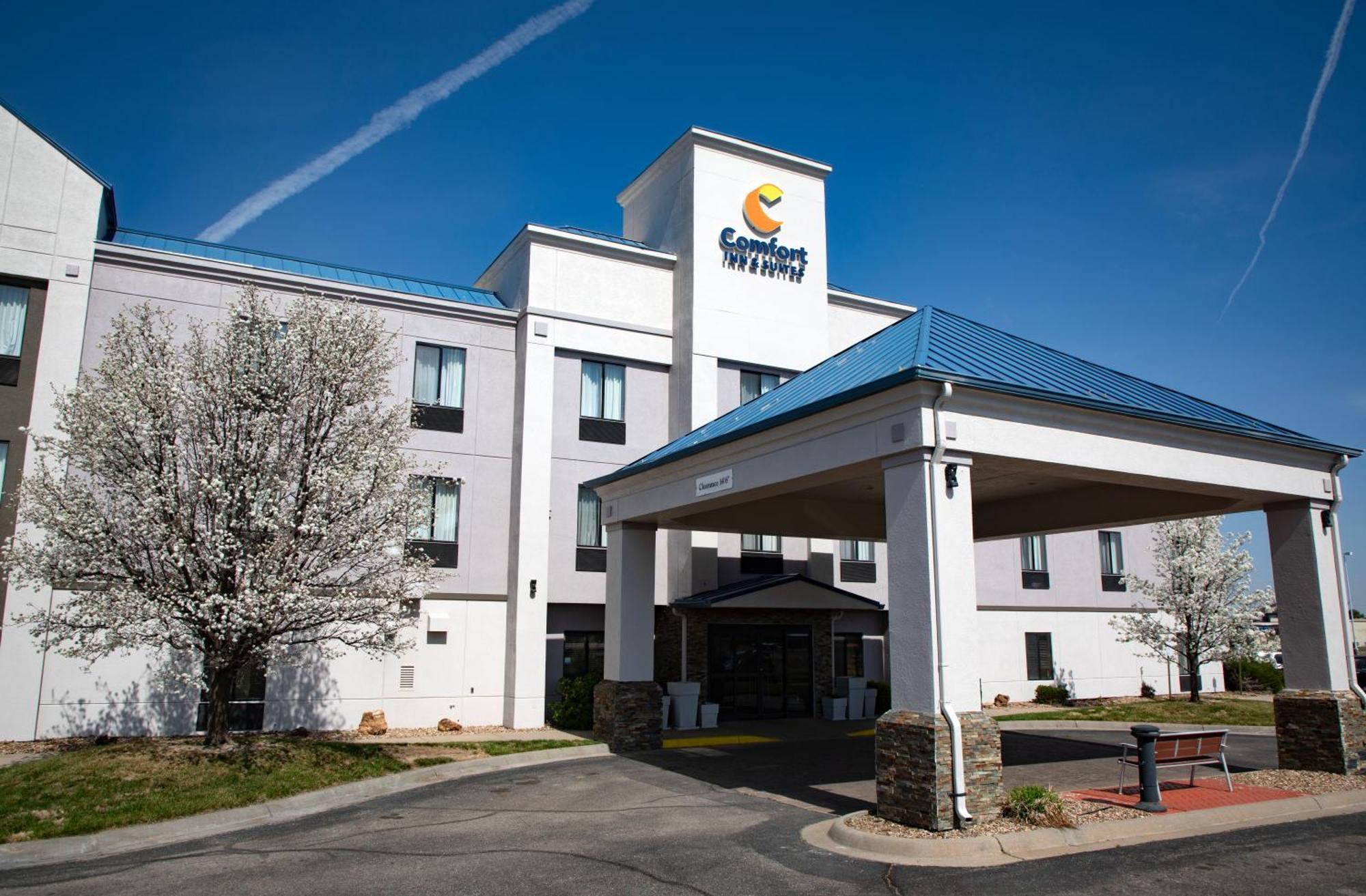Comfort Inn & Suites Hutchinson Exterior photo